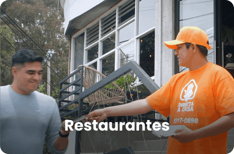 Promotor de Directa a Casa entregando publicidad afuera de un restaurante
